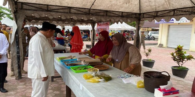 FOTO: AKH/MATAKALTENG - Pj Bupati Sukamara Kaspinor saat meninjau pedagang kuliner yang ada di pasar ramadhan.