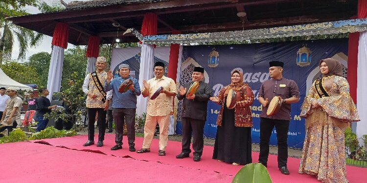 FOTO: DEVIANA/MATAKALTENG - Bupati Kotim Halikinnor bersama Forkopimda saat membuka Pasar Ramadan, Selasa 12 Maret 2024.