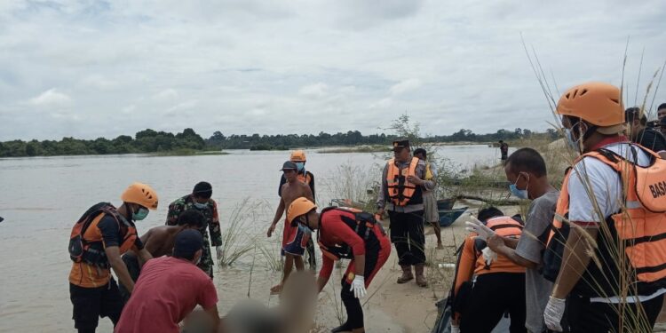 FOTO : BPBD GUMAS/MATA KALTENG - Jasad korban tenggelam ditemukan di Desa Goha, Kecamatan Banama Tingang, Kabupaten Pulang Pisau, Senin, 11 Maret 2024.