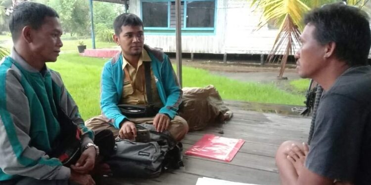 FOTO: IST/MATA KALTENG - Pihak Diskan Kabupaten Seruyan saat sedang melakukan identifikasi terhadap Pokdakan calon penerima bantuan hibah di beberapa kecamatan di wilayah setempat.