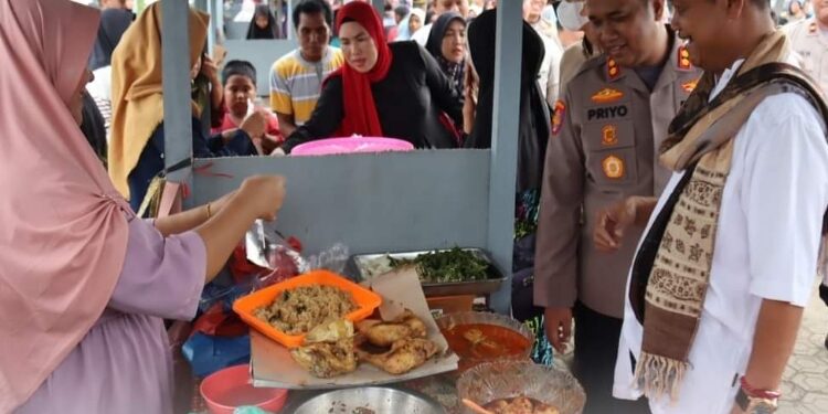 FOTO: PROKOM SERUYAN/MATA KALTENG - Pj Bupati Seruyan, Djainuddin Noor saat melihat pelaku UMKM yang berjualan di Pasar Ramadan di Halaman Stadion Mini Gagah Lurus Kuala Pembuang, kemarin.