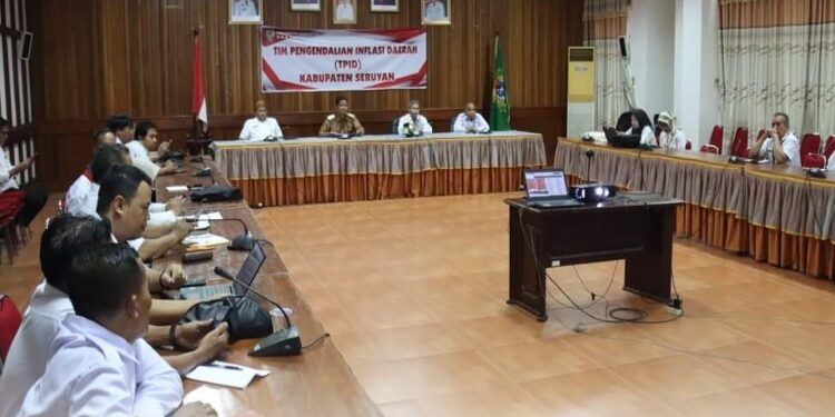 FOTO: PROKOM SERUYAN/MATA KALTENG - Suasana saat rakor pengendalian inflasi daerah via zoom meeting yang di hadiri langsung oleh Pj Bupati Seruyan Djainuddin Noor di Halaman Kantor Bupati Seruyan, Rabu 13 Maret 2023.