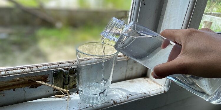 FOTO: DIAN/MATA KALTENG - Minum air putih.