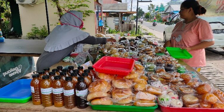 FOTO: DIAN/MATA KALTENG - Pedagang kue di Jalan RA Kartini, Sampit.