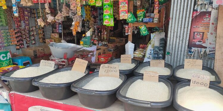 FOTO: DIAN/MATA KALTENG - Beras lokal yang dijual di Pasar Keramat saat masih murah.