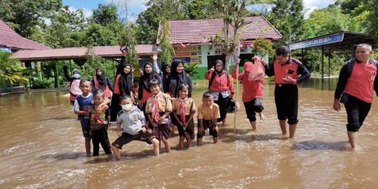 FOTO: IST/MATA KALTENG - Banjir yang melanda SDN 4 Kota Besi.