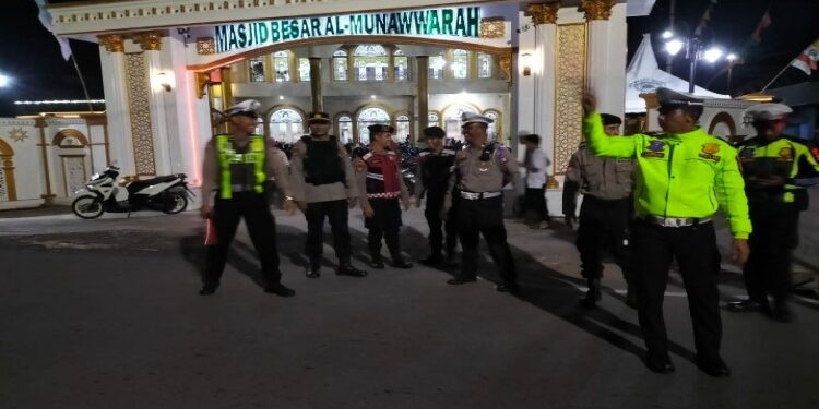 FOTO: MATAKALTENG - Anggota Polres Barsel yang berjaga-jaga di pintu keluar dan masuk masjid-masjid dalam kota Buntok saat Shalat Tarawih.