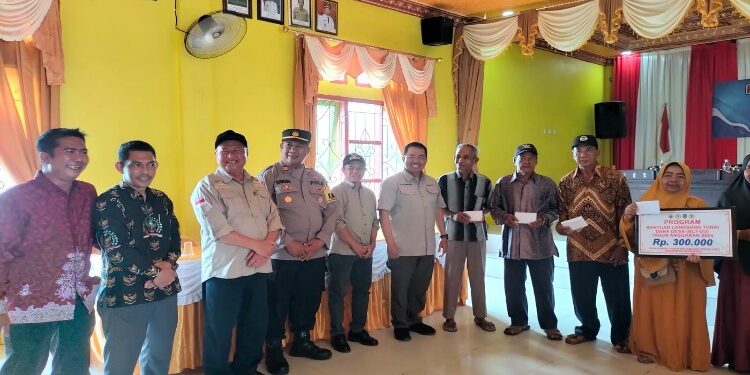 FOTO: AKH/MATAKALTENG - Pj Bupati Sukamara Kaspinor saat bersama warga penerima bansos BLT-DD di Kecamatan Pantai Lunci.