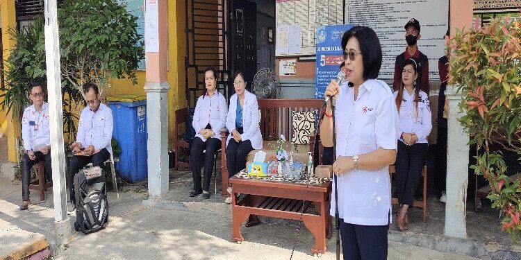 FOTO : DISKOMINFO SANTIK/MATA KALTENG - Wakil Bupati Gumas Efrensia LP Umbing ketika memberikan arahan pada suatu kegiatan di SDN 3 Kurun, belum lama ini.