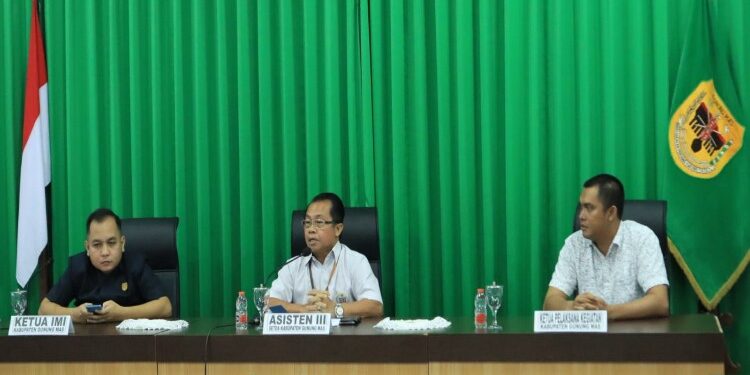 FOTO : DISKOMINFO SANTIK/MATA KALTENG - Asisten III Setda Gumas Letus Guntur didampingi Ketua Pengcab IMI Evandi, dan Ketua Panitia Try Pebriadi, melaksanakan rakor persiapan kejurnas grasstrack regional IV kalimantan putaran satu, di ruang rapat lantai 1 kantor bupati, Rabu, 13 Maret 2024.
