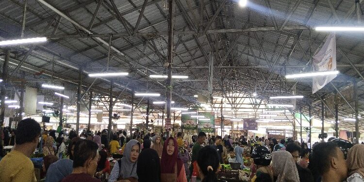 FOTO: AGUS/MATAKALTENG - Suasa warga berbelanja kebutuhan puasa di pasar Al Kamal Sampit.