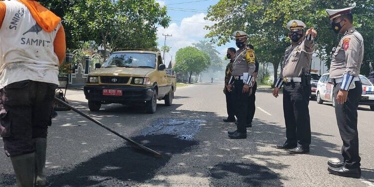 FOTO: IST/MATA KALTENG - Perbaikan jalan dengan tambal sulam di Jalan S Parman, Sampit beberapa waktu lalu.