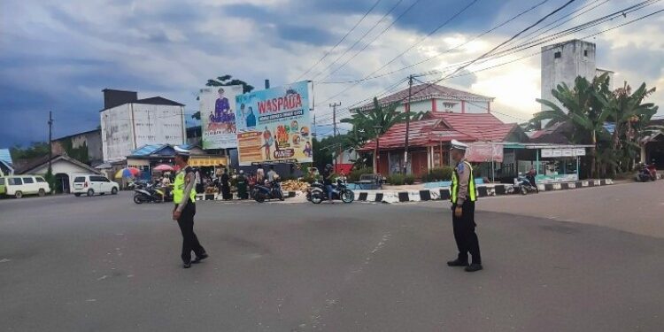 FOTO: MATAKALTENG - Anggota Sat Lantas Polres Barsel berjaga-jaga di protokol jalan Kota Buntok, guna mencegah aksi balapan liar.