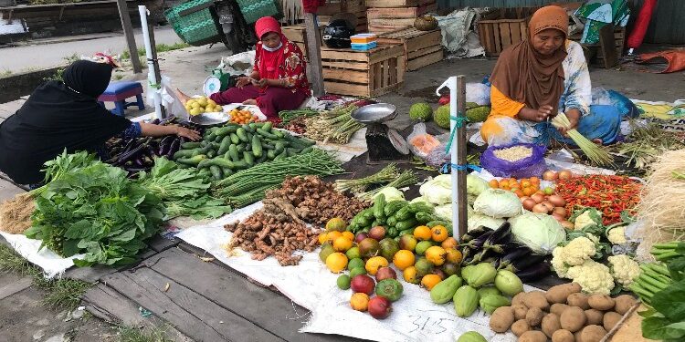 FOTO: DIAN/MATA KALTENG - Pedagang sayur di pinggiran jalan menuju pasar keramat, Sampit.