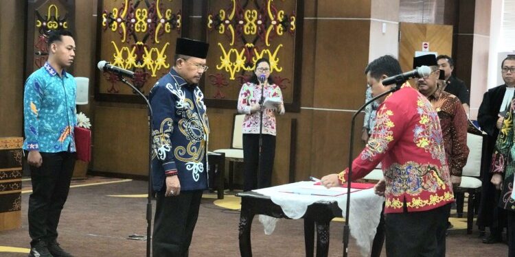 FOTO: MATAKALTENG - Pelantikan pejabat tinggi pratama oleh Sekda Kalteng Nuryakin di Aula Eka Hapakat.