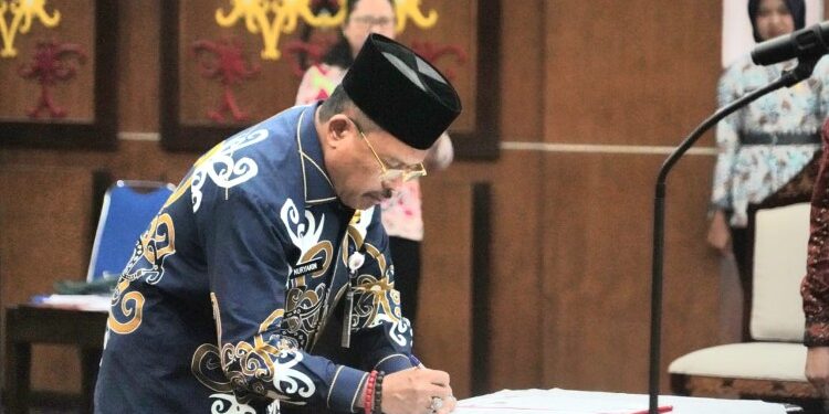 FOTO: MATAKALTENG Sekertaris Daerah Provinsi Kalimantan Tengah Nuryakin mewakili Gubernur Sugianto Sabran melantik 45 pejabat pimpinan tinggi pratama, pejabat administrator, dan pejabat pengawas, di lingkungan pemerintah provinsi.