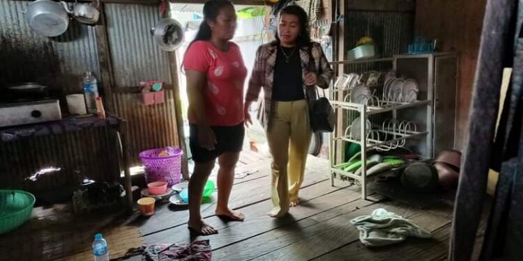 FOTO: MATA KALTENG - Anggota DPRD Kabupaten Gumas, Rayaniatie Djangkan berbincang dengan warga, belum lama ini.