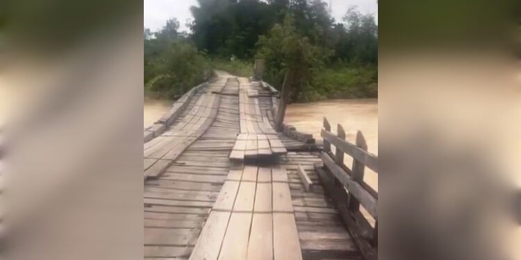 FOTO: MATA KALTENG - Kondisi jembatan Sei Rawi II yang menghubungkan sejumlah desa dari Kecamatan Kurun hingga Sepang yang rusak, Kamis, 14 Maret 2024.