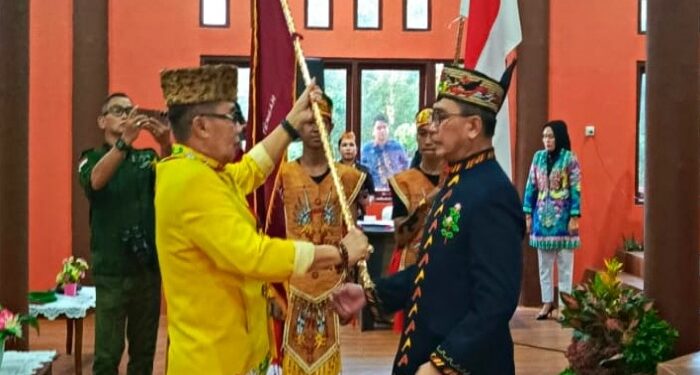 FOTO: AND/MATAKALTENG - Pengukuhan pengurus DAD Pulang Pisau masa bakti 2023-2024 yang bertempat di Huma Betang Bandar Pulang Pisau.