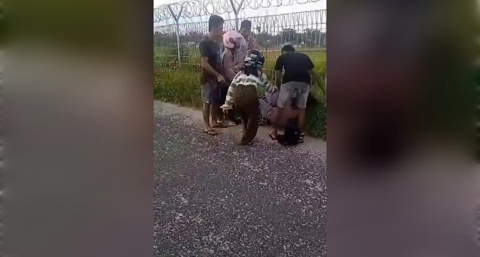 FOTO: IST/MATAKALTENG - Tangkap layar yang memperlihatkan dua orang wanita yang sedang terlibat perkelahian di pinggir Bandar Udara H. Asan Sampit.