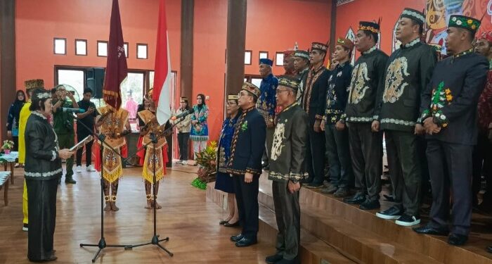 FOTO: AND/MATAKALTENG - Pengukuhan pengurus DAD Pulang Pisau masa bakti 2023-2024 yang bertempat di Huma Betang Bandar Pulang Pisau, Kamis, 14 Maret 2024.