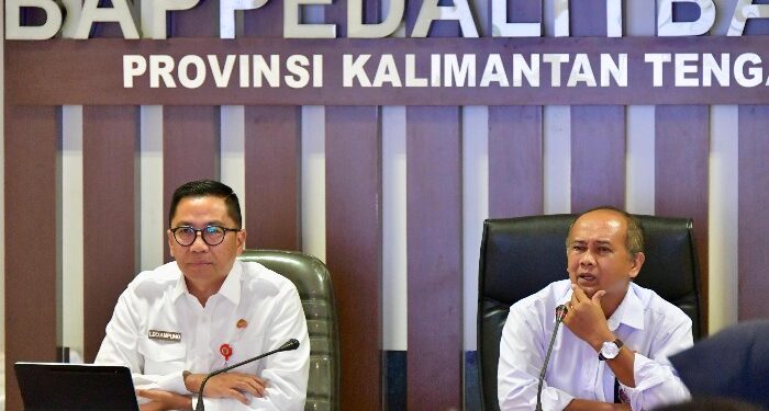 FOTO: MATAKALTENG - Kepala Bappedalitbang Prov. Kalteng Leonard S. Ampung dan Kepala BPS Kalteng, Eko Marsoro.