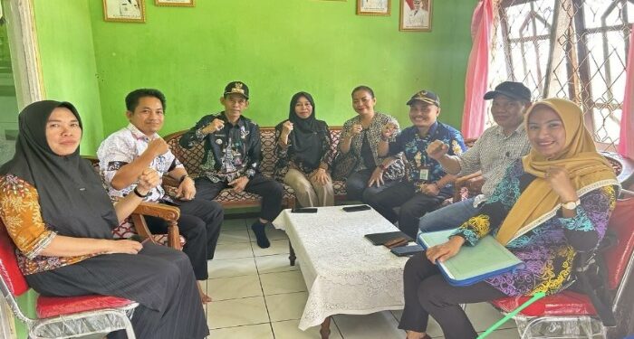 FOTO: IST/MATA KALTENG - Camat Cempaga Hulu Gusti Mukafi (batik hitam) saat melakukan monev ke Desa Keruing, 14 Maret 2024.