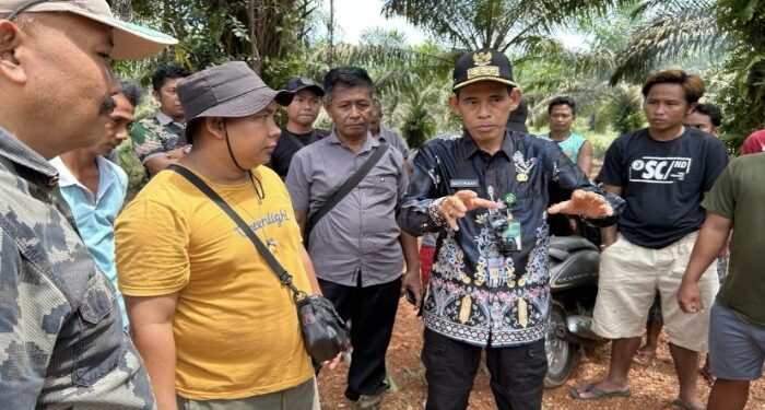 FOTO: IST/MATAKALTENG - Camat Cempaga Hulu Gusti Mukafi (batik hitam) saat memberi penjelasan kepada warga Desa Selucing yang menggelar aksi mengusulkan perbaikan jalan, Kamis, 14 Maret 2024.