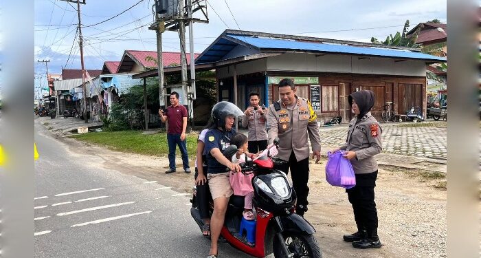 FOTO : HUMAS POLRES GUMAS/MATA KALTENG - Kapolres Gumas AKBP Theodorus Priyo Santosa dan personel membagikan takjil kepada pengendara roda dua dan empat, di Taman Kota Kuala Kurun, Kamis, 14 Maret 2024.