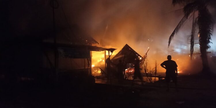 FOTO: IST/MATAKALTENG - Kebakaran di sebuah warung solar dan bengkel di Jalan Jenderal Sudirman, Km 4,5, Kecamatan MB Ketapang, Kabupaten Kotim. Kamis, 13 Maret 2024.