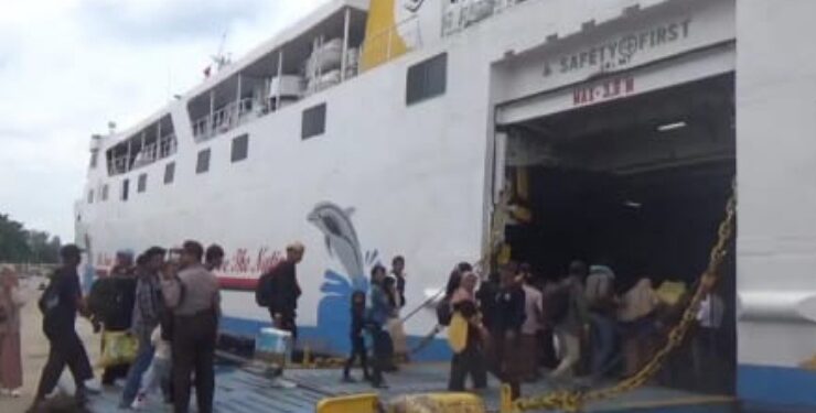 FOTO : IST/MATAKALTENG - Ratusan pemudik masuk ke kapal Kirana I tujuan Sampit - Semarang, Sabtu 16 Maret 2024.