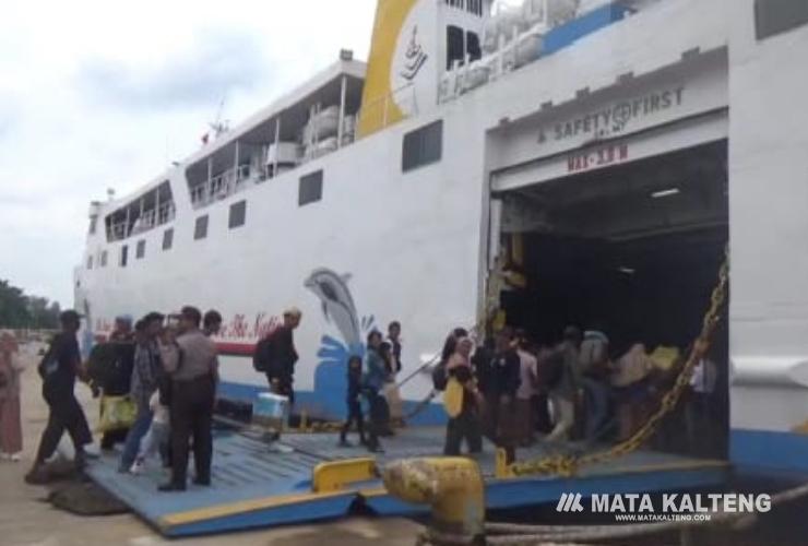 FOTO : IST/MATAKALTENG - Ratusan pemudik masuk ke kapal Kirana I tujuan Sampit - Semarang, Sabtu 16 Maret 2024.