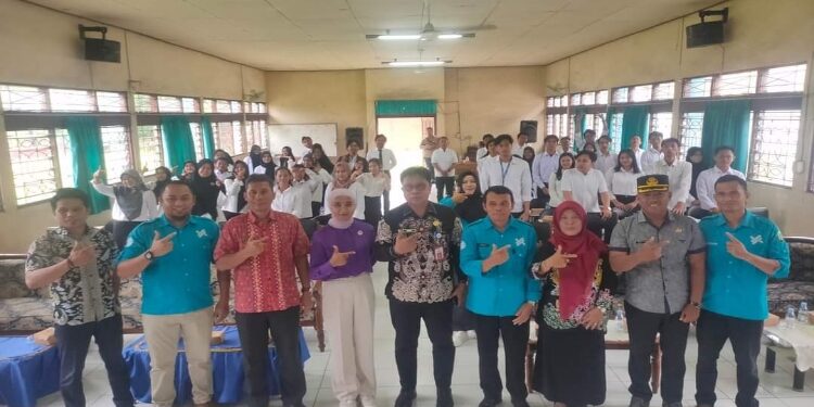 FOTO: IST/MATAKALTENG - BLK dan Disnakertrans Kotim bersama peserta PKTKP, belum lama ini.