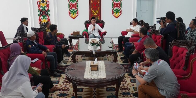 FOTO: OLIVIA/MATAKALTENG - Gubernur Kalteng, H Sugianto Sabran menyampaikan keterangan dalam jumpa pers di Istana Isen Mulang Palangka Raya, terkait upaya menekan laju inflasi di Kalteng.