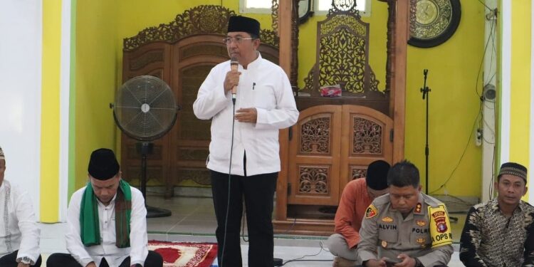 FOTO: AKH/MAKA - Pj Bupati Sukamara saat membuka kegiatan safari ramadan di Desa Pangkalan Muntai.