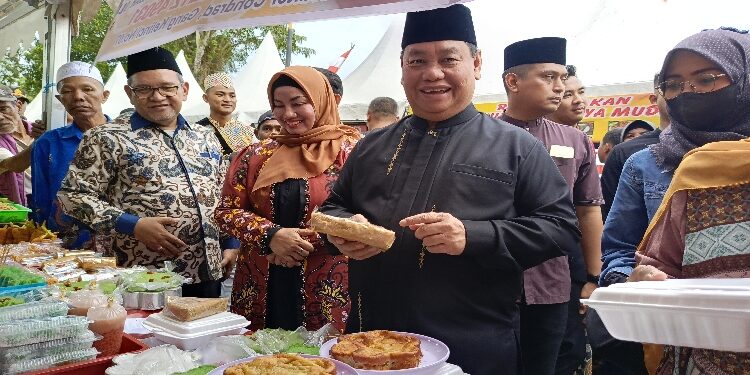 FOTO : DEVIANA/MATAKALTENG - Bupati Kotim Halikinnor saat menunjukan salah satu tkjil khas buka puasa di Kotim, Sabtu 16 Maret 2024.