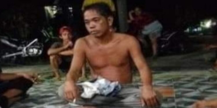 FOTO: IST/MATAKALTENG - Pria yang di duga hilang ingatan tanpa identitas saat berada di rumah Kepala Desa Sanggu.
