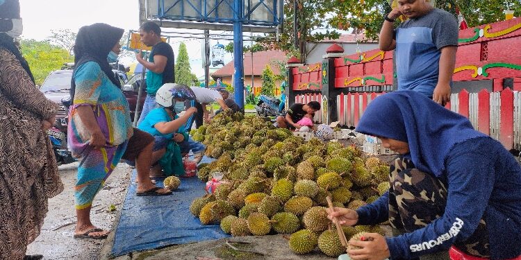 FOTO: IST/MATA KALTENG - Pedagang buah durian yang berada di Taman Kota, Sampit
