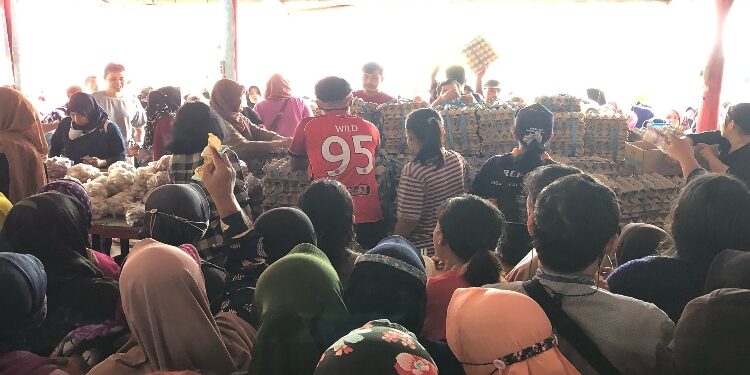 FOTO: DOK/MATA KALTENG - Kegiatan pangan murah yang diselenggarakan pemerintah Kotim di Taman Kota Sampit belum lama ini. 