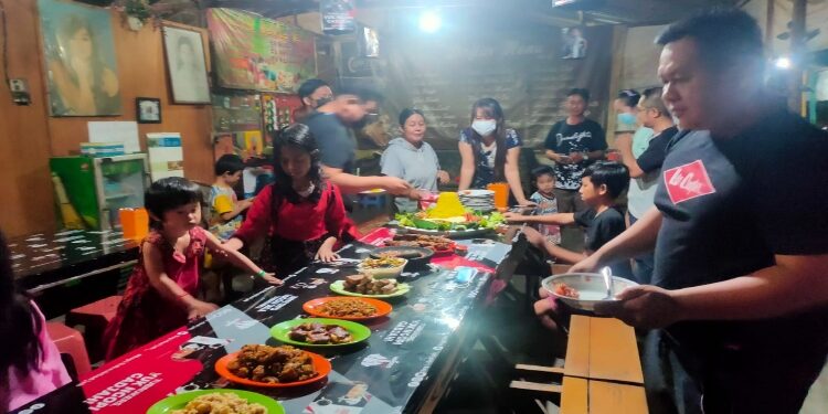 FOTO: DOK/MATA KALTENG - Suasana santap bersama satu keluarga di salah satu warung makan yang ada di Kota Sampit.