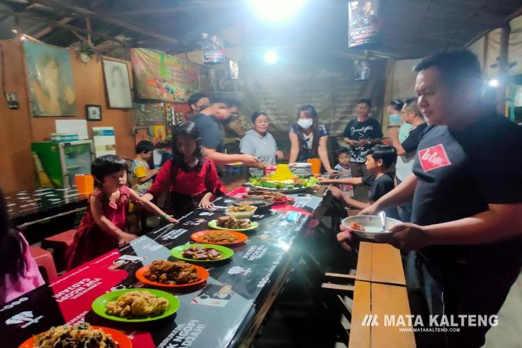 FOTO: DOK/MATA KALTENG - Suasana santap bersama satu keluarga di salah satu warung makan yang ada di Kota Sampit.