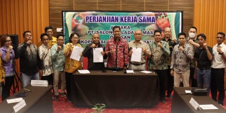 FOTO: PROKOM SERUYAN/MATA KALTENG - Pj Bupati Seruyan, Djainuddin Noor saat ikut menyaksikan perjanjian kerja sama antara pihak perusahaan dengan koperasi yang ada di wilayah setempat beberapa waktu lalu.
