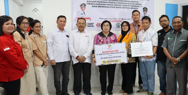 FOTO : DISKOMINFO SANTIK/MATA KALTENG - Wakil Bupati Gumas Efrensia LP Umbing serta Sekda Provinsi Kalteng H Nuryakin, ketika berfoto bersama dengan donatur, di kegiatan bakti sosial operasi katarak gratis, di klinik mata Isen Mulang Palangka Raya, Jumat, 15 Maret 2024.