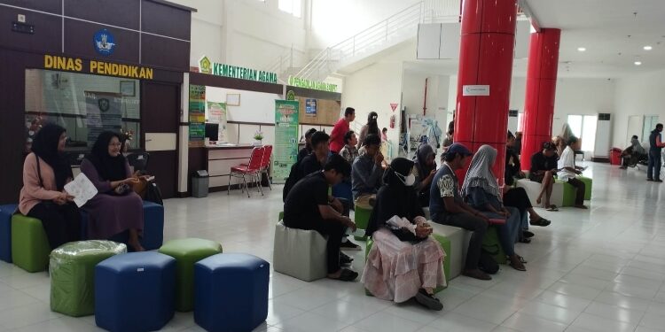 FOTO: IST/MATAKALTENG - Warga yang akan mengurus adminduk di MPP, Jumat 15 Maret 2024.