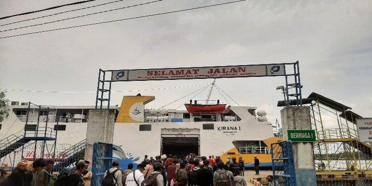 FOTO : IST/MATAKALTENG - Penumpang yang mudik lebih awal dari Sampit ke Semarang, Sabtu 16 Maret 2024.