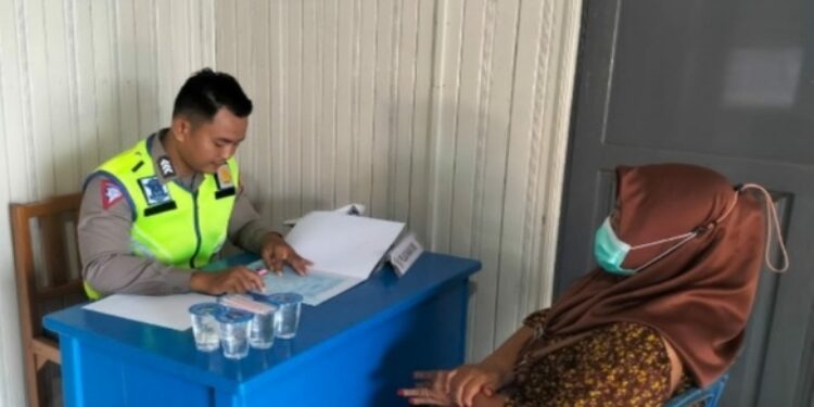 FOTO: IST/MATAKALTENG - Anggota Satlantas Polres Barsel saat memberikan pelayanan kepada masyarakat, Minggu 17 Maret 2024.