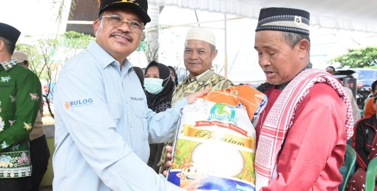 Gubernur Kalteng Gelar Pasar Murah dan Bantuan Sosial bagi warga Murung Raya untuk tekan laju inflasi.