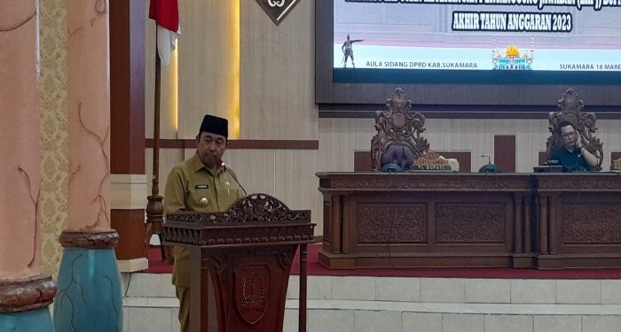 FOTO: AKH/MATAKALTENG - Pj Bupati Sukamara Kaspinor saat menyampaikan pidato pengantar LKPJ Bupati Sukamara tahun anggaran 2023.