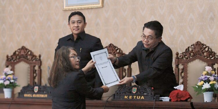 FOTO: IST/MATAKALTENG - Juru bicara Bapemperda DPRD Kalteng Kuwu Senilawati menyerahkan pidato pengantar empat raperda inisiatif DPRD ke Ketua DPRD Kalteng Wiyatno didampingi Wakil Gubernur Kalteng Edy Pratowo di ruangan rapat gabungan DPRD Kalteng.