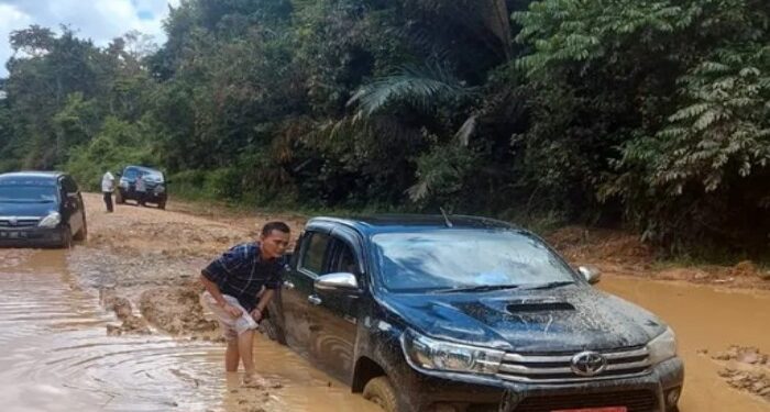 FOTO: IST/MATA KALTENG - Mobil camat Mentaya Hulu yang terjebak di jalan rusak.